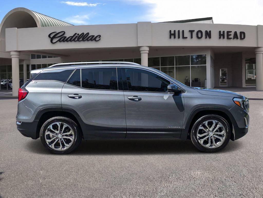 Certified 2024 Cadillac XT4 Luxury w/ Cold Weather Package FWD image 2