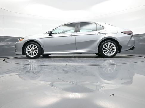 Used 2021 Toyota Camry LE image 31