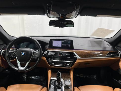 Used 2020 BMW 530e xDrive w/ Premium Package image 21