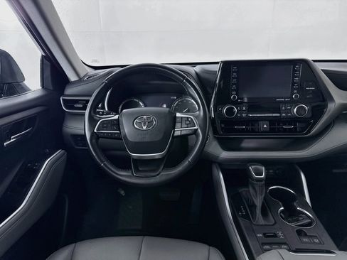 Used 2022 Toyota Highlander XLE AWD/4WD image 22