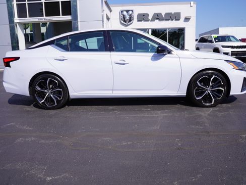 Used 2024 Nissan Altima 2.5 SR FWD image 2