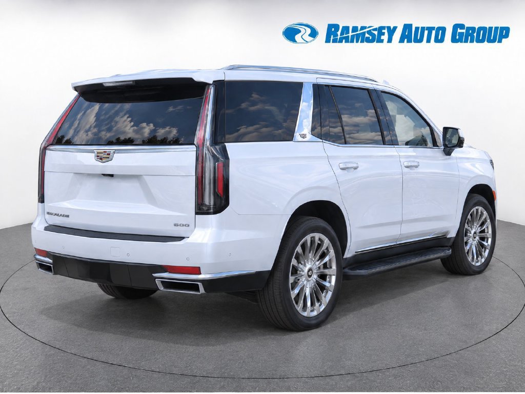 Used 2021 Cadillac Escalade Premium Luxury w/ LPO, Illumination Package AWD/4WD image 4