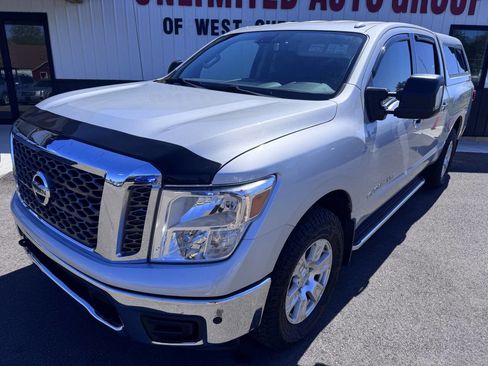 Used 2018 Nissan Titan SV w/ SV Convenience Package image 3