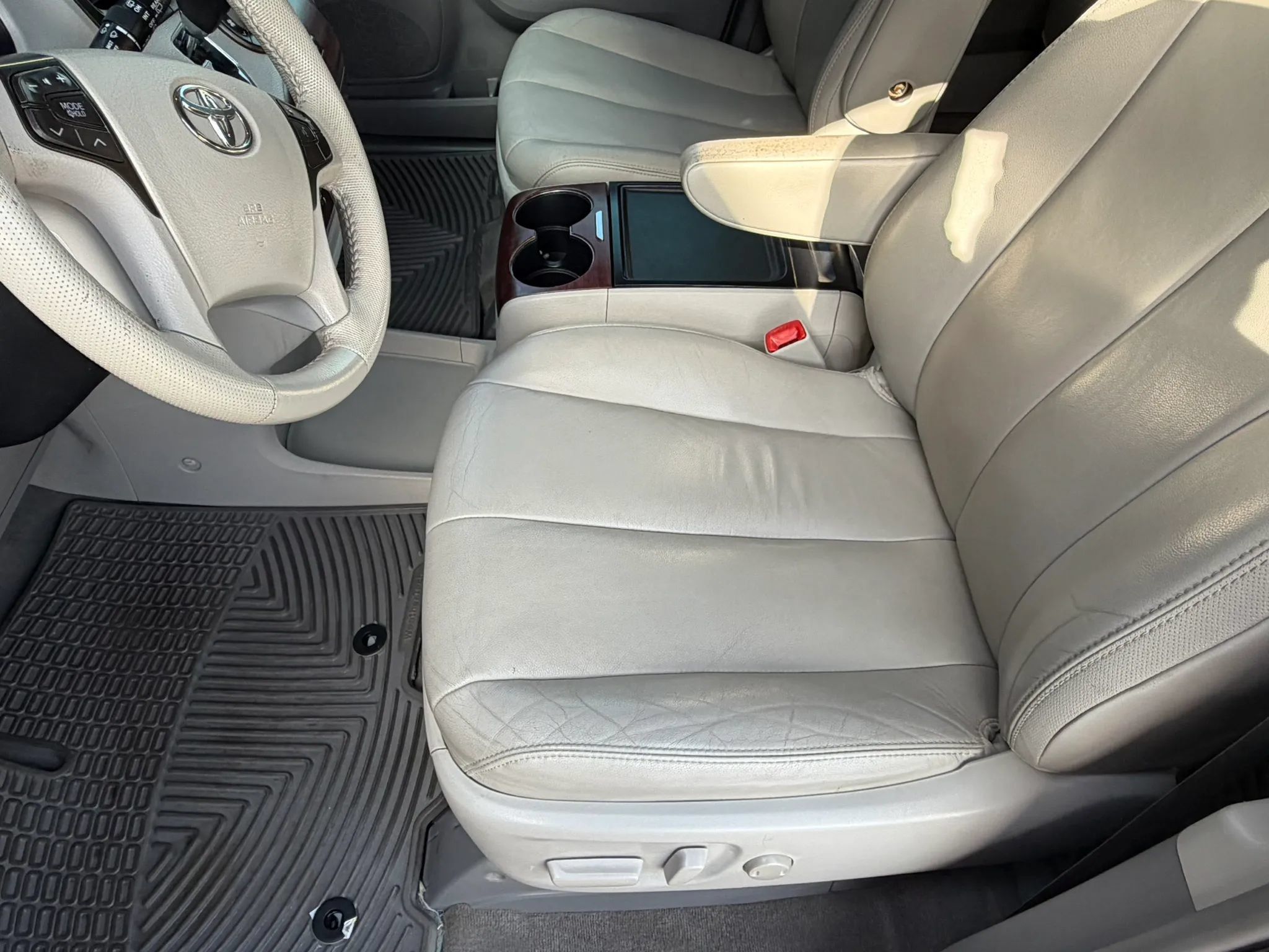Used 2013 Toyota Sienna XLE FWD image 16