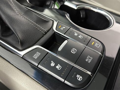 Used 2019 Kia Sedona SX image 24