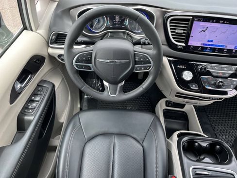 Used 2024 Chrysler Pacifica Touring-L FWD image 13