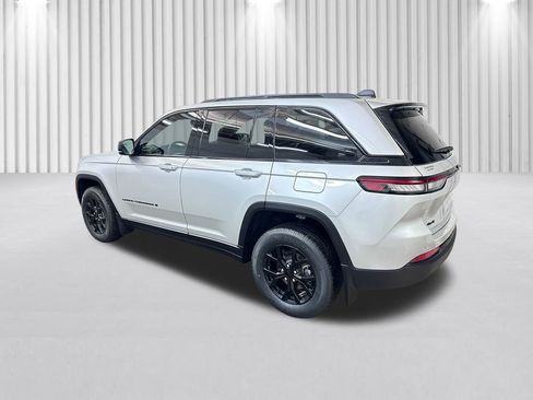 New 2025 Jeep Grand Cherokee Laredo image 7