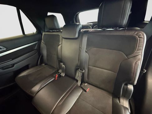 Used 2019 Ford Explorer XLT w/ Equipment Group 202A AWD/4WD image 15
