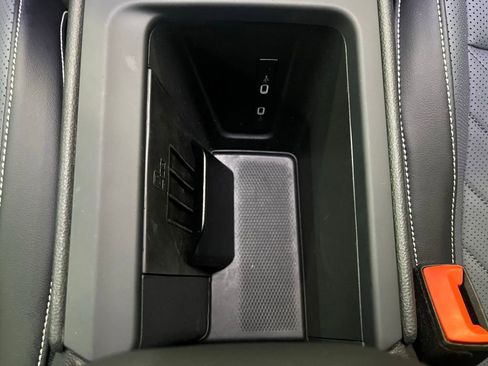 Used 2025 Volkswagen Tiguan SE w/ Panoramic Sunroof Package AWD/4WD image 15