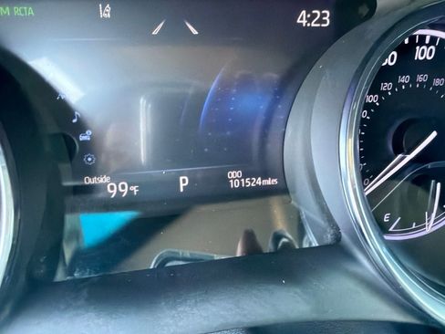 Used 2019 Toyota Camry XLE FWD image 4