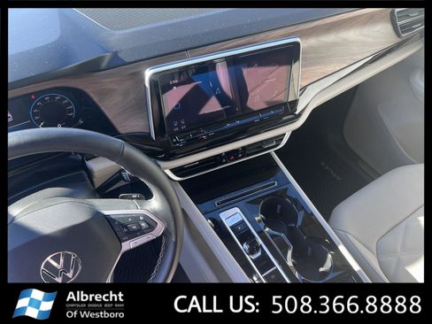 Used 2025 Volkswagen Atlas SE image 29
