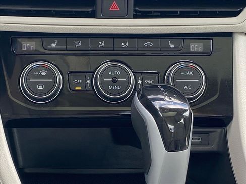Certified 2024 Volkswagen Jetta SE w/ Panoramic Sunroof Package FWD image 10