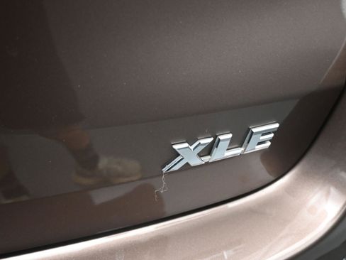 Used 2019 Toyota Highlander XLE image 38