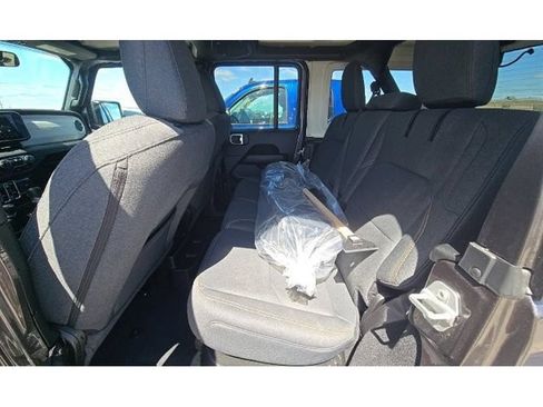 Used 2025 Jeep Wrangler Unlimited Sahara AWD/4WD image 9