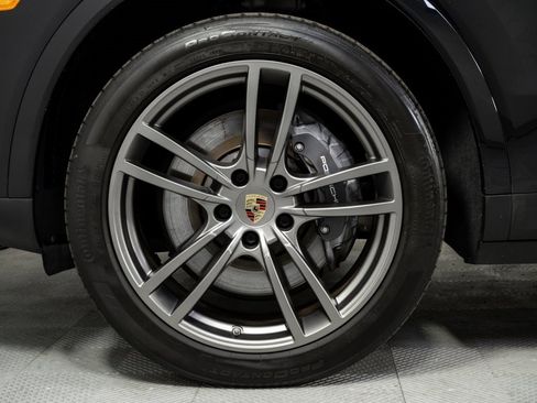 Certified 2022 Porsche Cayenne Platinum Edition w/ Premium Package Plus image 39