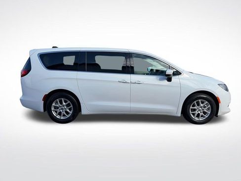 Used 2023 Chrysler Voyager LX FWD image 9