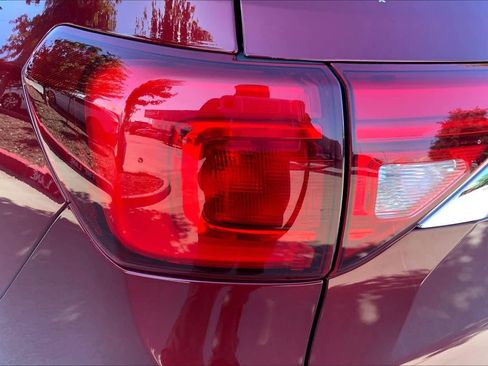 Used 2018 GMC Acadia Denali FWD image 28