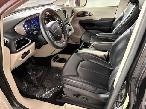 Used 2023 Chrysler Pacifica Touring-L FWD image 24