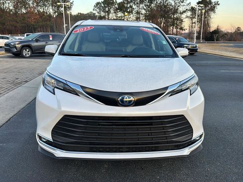 Certified 2023 Toyota Sienna XLE image 7