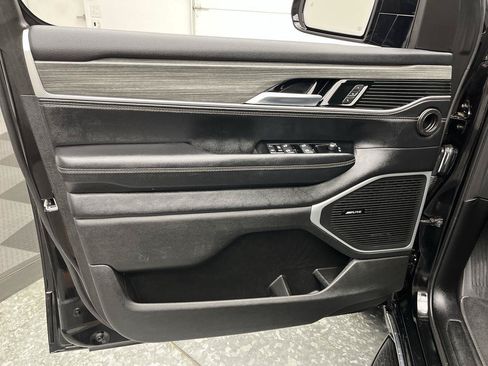 Used 2024 Jeep Wagoneer L Series II AWD/4WD image 7