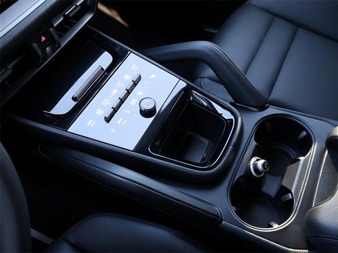 Used 2025 Porsche Cayenne w/ Premium Package image 24