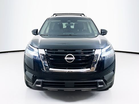 Used 2025 Nissan Pathfinder SV FWD image 2