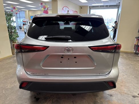 Used 2021 Toyota Highlander XLE image 10
