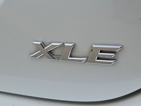 Used 2024 Toyota Camry XLE FWD image 9