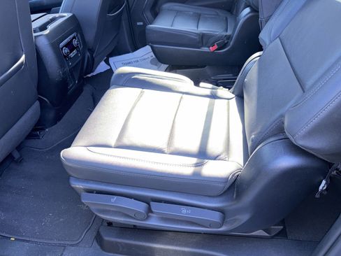 Used 2023 Chevrolet Suburban LT w/ Luxury Package image 8