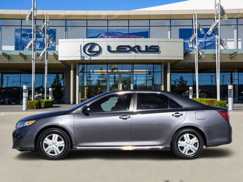 Used 2014 Toyota Camry LE image 3