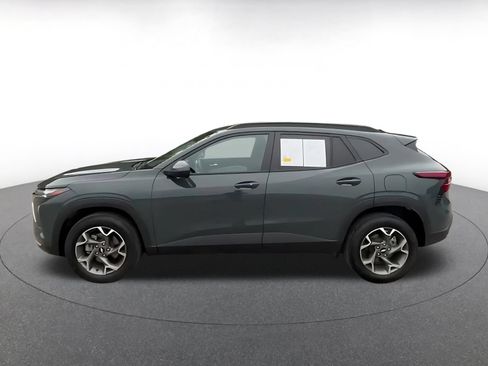 Used 2025 Chevrolet Trax LT w/ LT Convenience Package FWD image 9