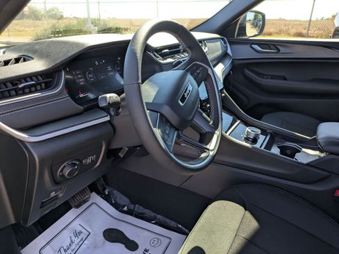 New 2025 Jeep Grand Cherokee Laredo X image 9