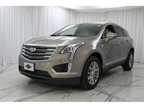Used 2018 Cadillac XT5 Luxury w/ Driver Awareness Package FWD image 4