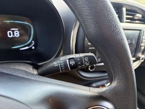 Used 2025 Kia Soul LX w/ LX Technology Package FWD image 17