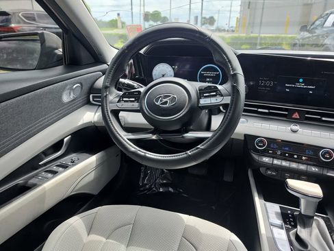 Used 2023 Hyundai Elantra Limited FWD image 9