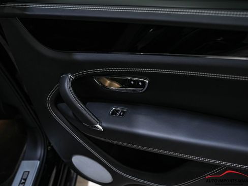 Used 2018 Bentley Bentayga image 56