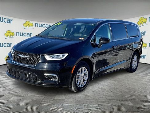 Used 2024 Chrysler Pacifica Touring-L image 3