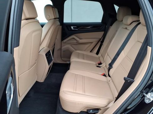 Used 2022 Porsche Cayenne AWD/4WD image 8