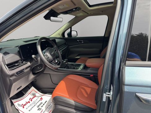 Used 2025 Kia Carnival SX FWD image 3