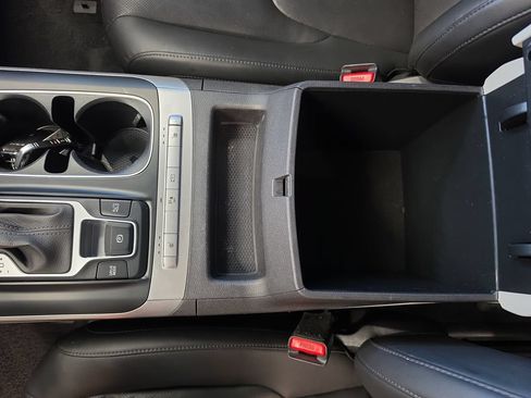 Certified 2022 Kia Carnival LX FWD image 33