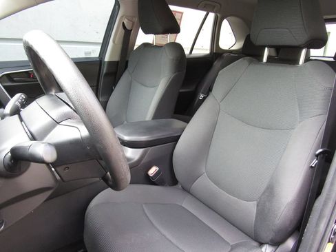 Certified 2021 Toyota RAV4 LE AWD/4WD image 12