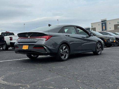 Used 2025 Hyundai Elantra SEL image 3