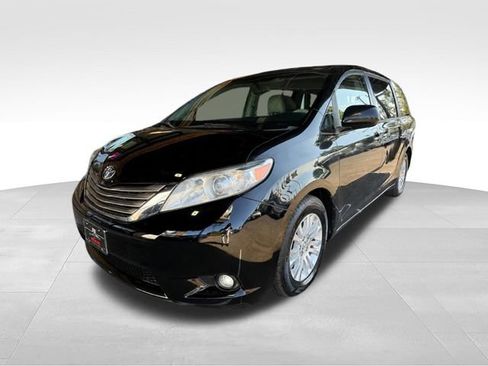 Used 2014 Toyota Sienna XLE FWD image 1