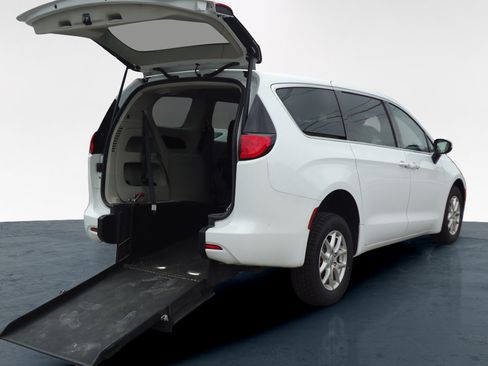 Used 2023 Chrysler Voyager LX FWD image 1