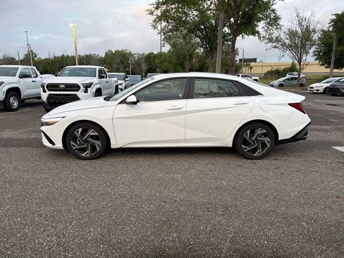 Used 2025 Hyundai Elantra SEL image 2
