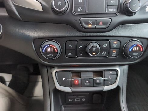 Used 2024 GMC Terrain SLT w/ Infotainment Package II image 26