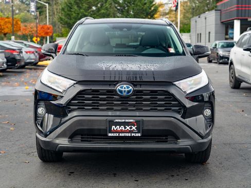 Used 2020 Toyota RAV4 XLE image 3
