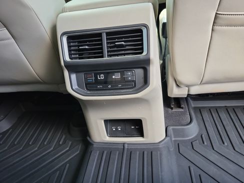 Used 2024 Volkswagen Atlas SE FWD image 16