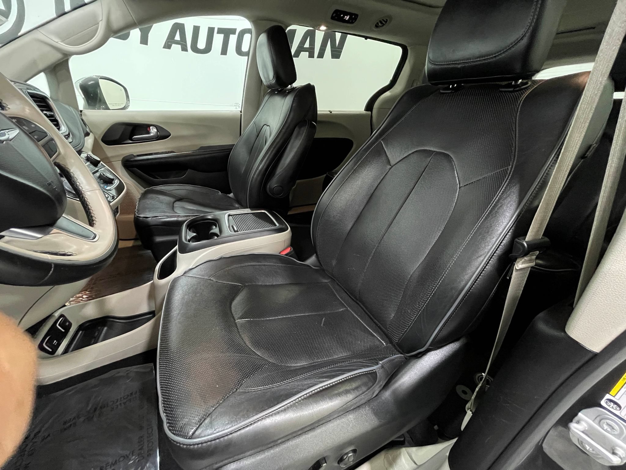 Used 2020 Chrysler Pacifica Limited FWD image 13