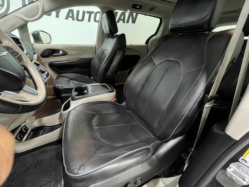 Used 2020 Chrysler Pacifica Limited FWD image 13